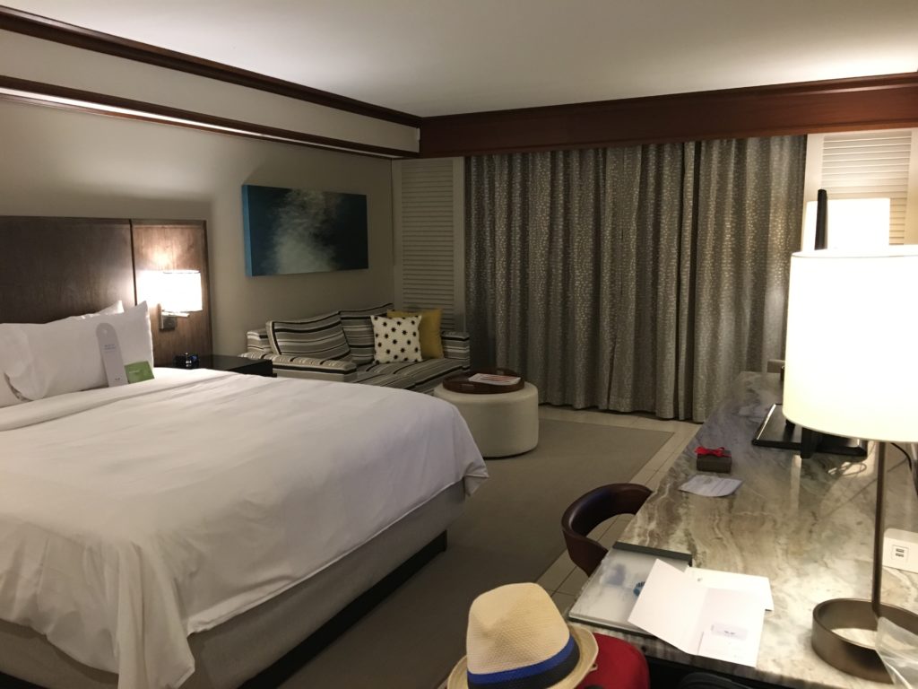 ホテルのベッドルーム