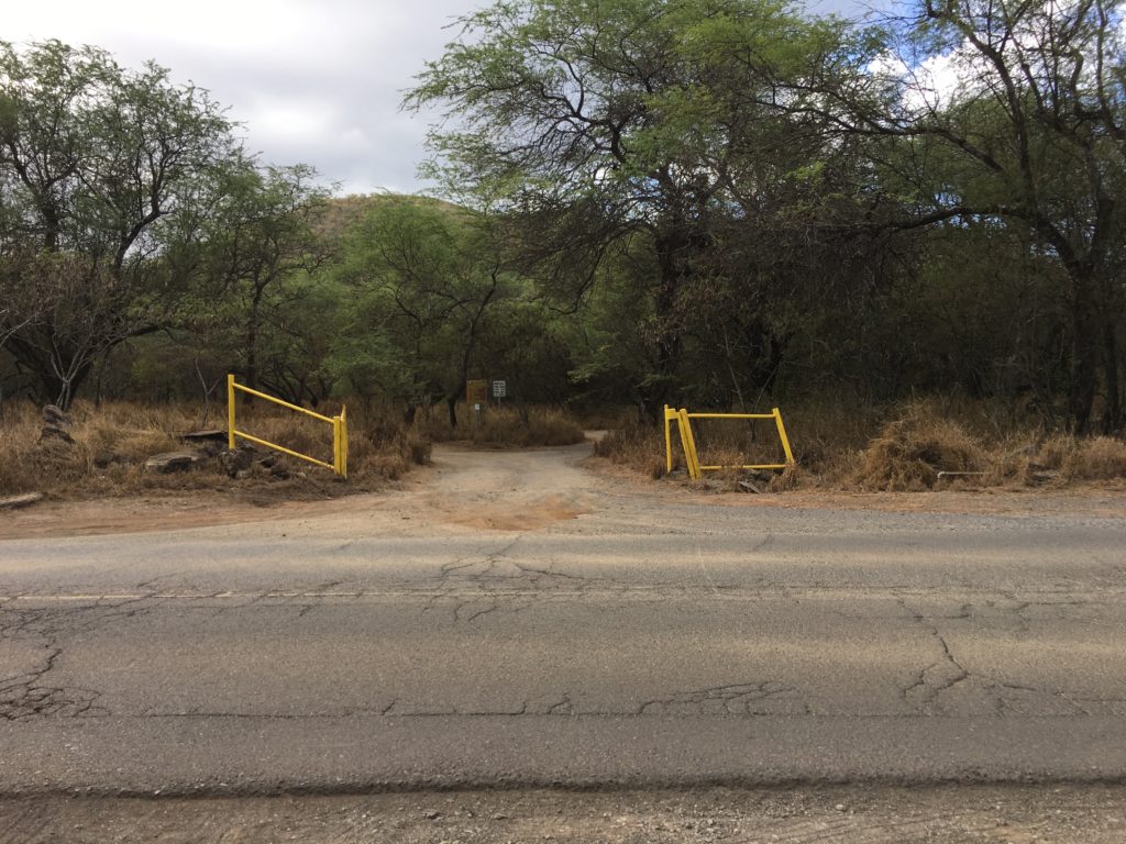 道路の脇にあるベンチ