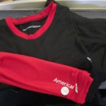 赤いシャツを着た男性