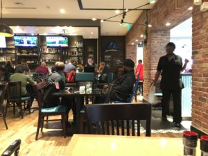 店の天井から掛けている男性
