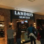 店の前に立つ人々