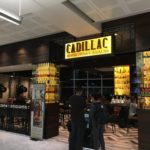 店の前を歩く人々