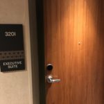 壁に貼られたポスター