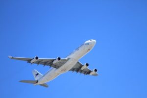 飛行機が空を飛んでいる