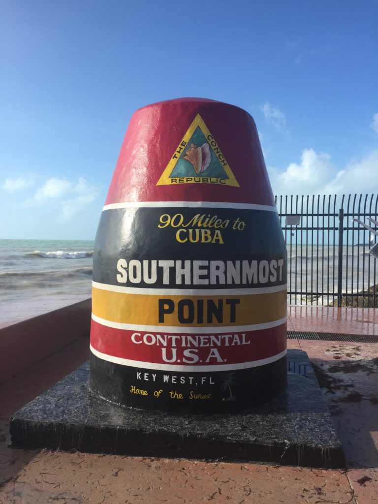 水の缶、背景はSouthernmost point buoy