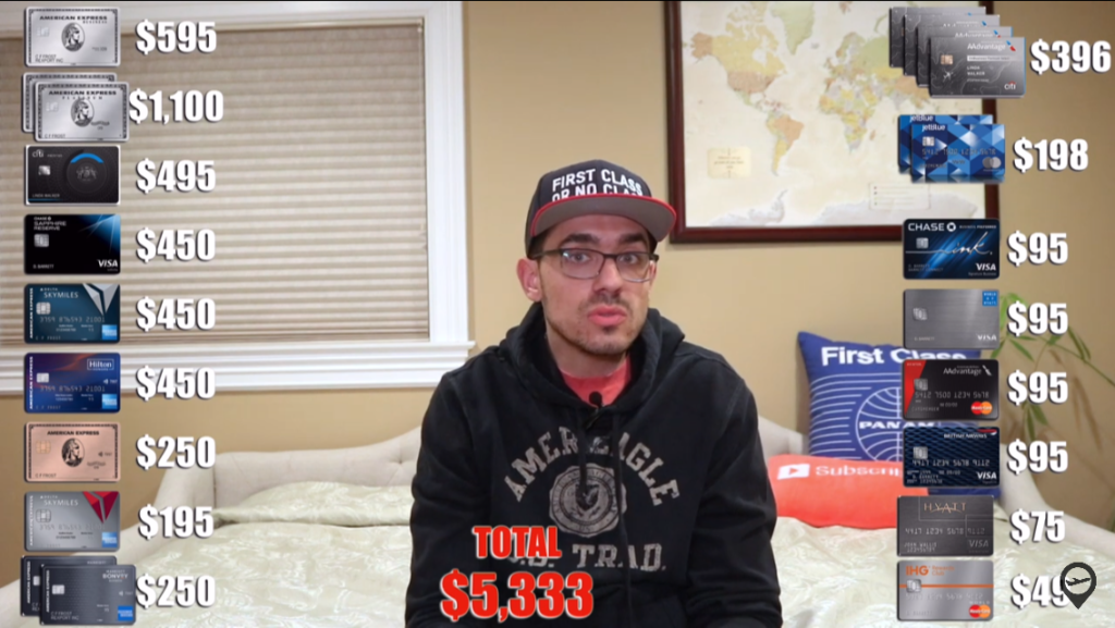 コンピューターに表示された店の看板の前に立っている男性