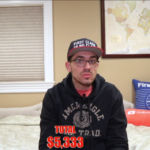 コンピューターに表示された男の写真