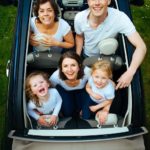 車の運転席に座っている子供たち