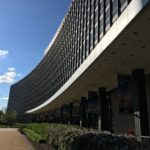 建物に掛けられた橋