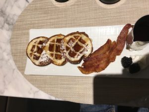 テーブルの上に置かれた食べ物