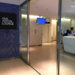 ガラスドアに貼られた紙