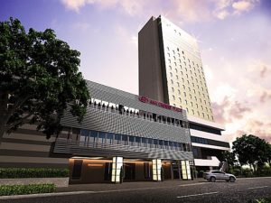 建物の前に立っている