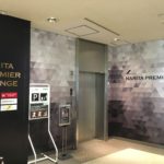 店のガラス窓に貼られたポスター