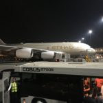 空港の駐機場にとまっている飛行機