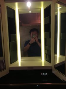 鏡越しに携帯で写真を撮る女性