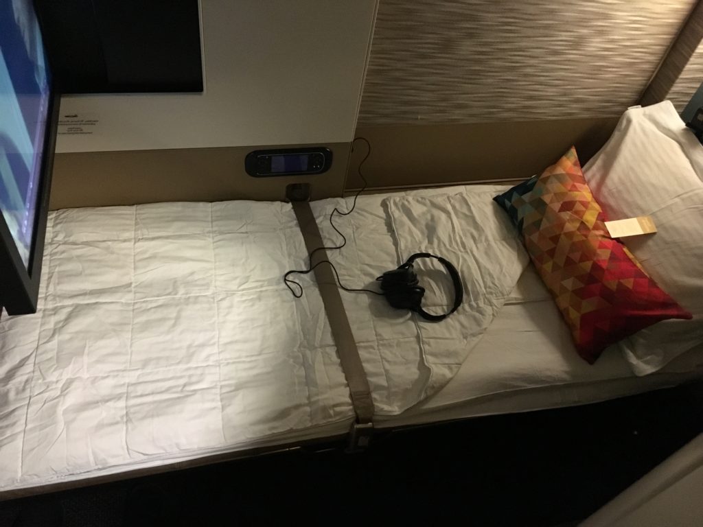 ベッドの上に置かれたピザ