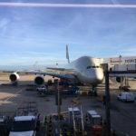 空港の駐機場にとまっている飛行機