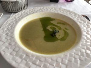 皿の上にあるスープ