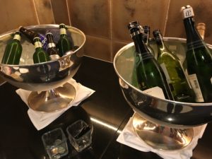 キッチンカウンターの上に置かれたワインボトルとグラス