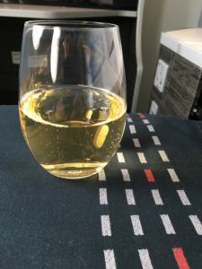 テーブルの上の飲み物が入ったグラス