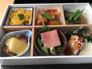 プラスチックの容器に分けられた食べ物