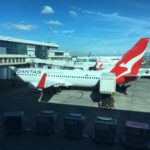 空港の駐機場にとまっている飛行機