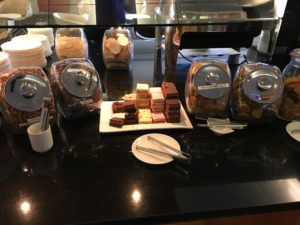 レストランのテーブルに置いている様々な種類のお菓子