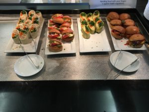 カウンターに置かれた食べ物