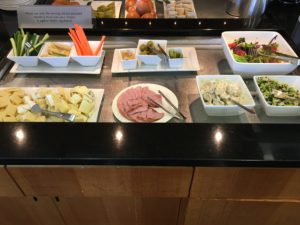 カウンターの上にあるいろんな食べ物