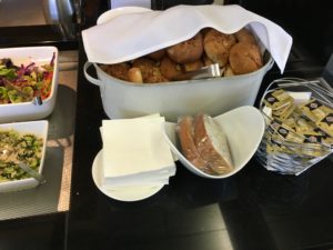 トレイの上にある数種類の食事