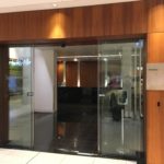 ドアが開いている冷蔵庫