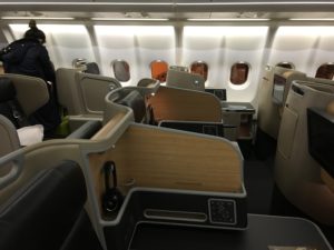 電車の窓から顔を出している