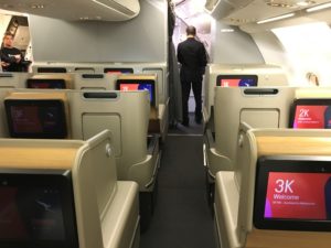 飛行機の座席に座っている男性