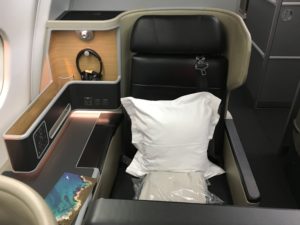 車の座席に座っている
