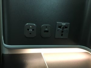 鏡越しに携帯で写真を撮っている
