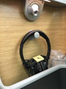 木製テーブルの上にあるマウス