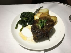 皿の上の肉と野菜の料理