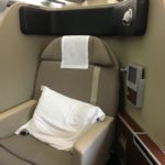 椅子の上に置かれたスーツケース