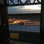 窓の外を眺めている