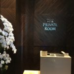 テーブルの上に置かれたレコード