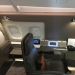 机の上に鏡があるバスルーム