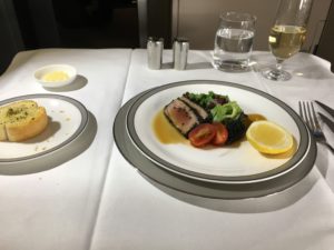 皿の上の料理と飲み物