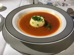 皿の上にあるスープ