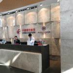 建物の壁に貼られたポスター