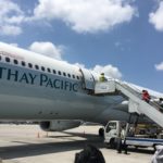 飛行機に乗り込む人々