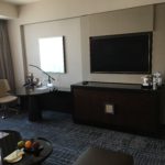 部屋の隅にテレビがあるリビングルーム