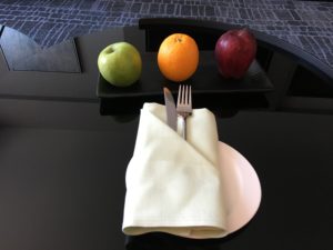テーブルの上にあるリンゴ