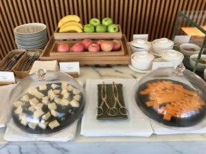 テーブルの上にある数種類の食べ物