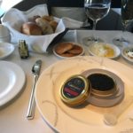 皿の上の料理とワイングラス