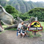 ゾウの背中に乗っている人たち